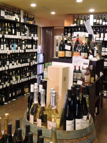 左奥 ワインと ワイン本の棚